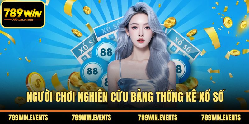 Người chơi nghiên cứu bảng thống kê xổ số